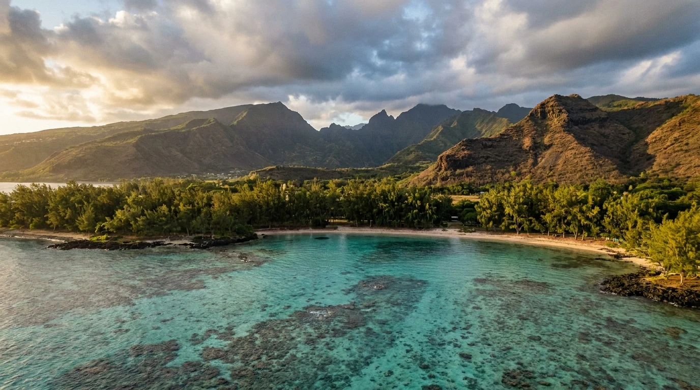 Littoral ouest de La Réunion avec lagon turquoise et ciel tropical chargé — illustration des risques climatiques dans l'investissement immobilier en DOM-TOM.