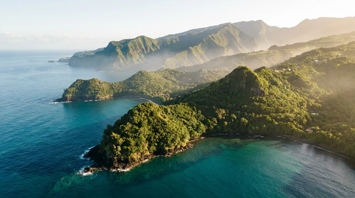 Vue aérienne d un littoral tropical d outre-mer au lever du jour, reliefs volcaniques et criques successives, illustrant la diversification patrimoniale dans le
